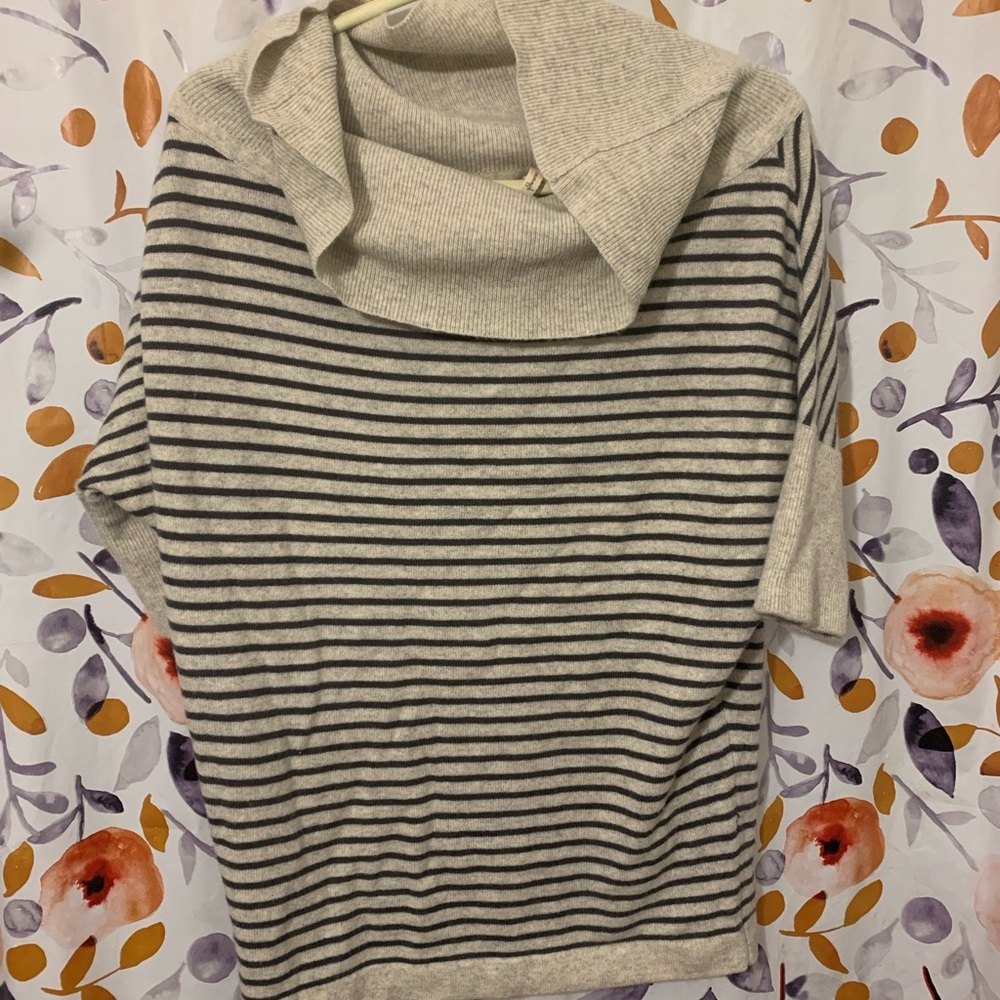 ❤️ FREE WITH PURCHASE Sweater Sz S